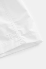 Tom Ford Boxershorts weiß aus reiner Baumwolle mit elastischem Bund, seitlichem Eingriff, Slim Fit und glattem Griff, Detailaufnahme seitlich.