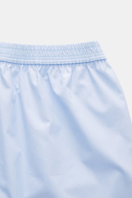 Tom Ford Boxershorts hellblau aus reiner Baumwolle, Slim Fit, glatter Griff, elastischer Bund, seitlicher Eingriff, Detailansicht von oben.