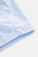 Tom Ford Boxershorts hellblau aus reiner Baumwolle, sportlich schlicht, Slim Fit, elastischer Bund, seitlicher Eingriff, Nahaufnahme von der Seite.