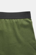 Tom Ford Boxershorts grün in Slim Fit, elastische Baumwolle, weicher Griff, schwarzer Bund mit TOM FORD-Stitching, seitlicher Eingriff, Detail von oben.