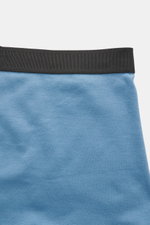 Nahaufnahme des elastischen Bundes der Tom Ford Boxershorts 2er-Set dunkelbraun/rauchblau, seitlicher Eingriff, Slim Fit, reine Baumwolle, glatter Griff.