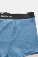 Nahaufnahme der Tom Ford Boxershorts 2er-Set dunkelbraun/rauchblau in Slim Fit, seitlichem Eingriff, elastischem Bund mit TOM FORD-Stitching, glattem Griff aus reiner Baumwolle, sportlich, schlicht und luxuriös.