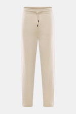 Colombo Cashmere Jogpants sand, frontale Nahaufnahme, knöchellang, Tapered Fit, elastischer Bund mit Tunnelzug, Taschen, feines Strickbild, reiner Yangir Cashmere.