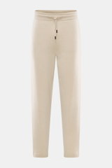 Colombo Cashmere Jogpants sand, frontale Nahaufnahme, knöchellang, Tapered Fit, elastischer Bund mit Tunnelzug, Taschen, feines Strickbild, reiner Yangir Cashmere.