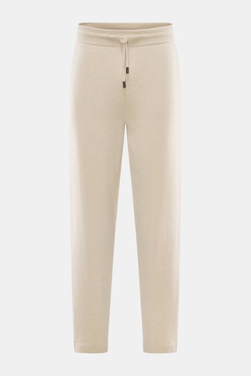 Colombo Cashmere Jogpants sand, frontale Nahaufnahme, knöchellang, Tapered Fit, elastischer Bund mit Tunnelzug, Taschen, feines Strickbild, reiner Yangir Cashmere.