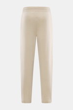 Colombo Cashmere Jogpants sand, knöchellang und tapered fit, von hinten fotografiert, aus feinstem Yangir Cashmere mit elastischem Bund.