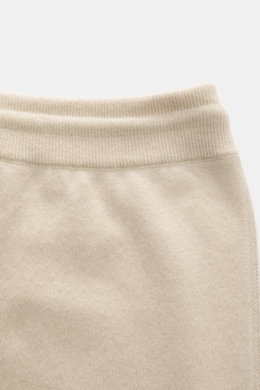 Colombo Cashmere Jogpants sand im Close-up von oben, feiner Yangir Cashmere, weicher Griff, elastischer Bund mit Tunnelzug, feines Strickbild.
