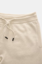 Colombo Cashmere Jogpants sand in Nahaufnahme von oben, elastischer Bund mit Tunnelzug, weicher Yangir Cashmere, feines Strickbild, Taschen seitlich.