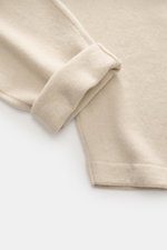 Nahaufnahme der rechten Beinmanschette der Colombo Cashmere Jogpants sand aus reiner Yangir Cashmere-Faser, weicher Griff, feines Strickbild.