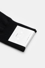 Close-up angled view of folded black Falke Strumpf 'No. 7' schwarz sock with white label showing brand and size details.

<p>Optimale Passform, luxuriöse Materialqualität, FALKE: Der Strumpf 'No. 7' des Traditionslabels garantiert durch feinste two-ply Me