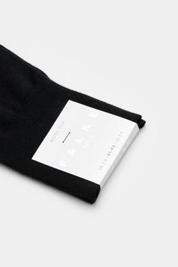 Close-up angled view of folded black Falke Strumpf 'No. 7' schwarz sock with white label showing brand and size details.

<p>Optimale Passform, luxuriöse Materialqualität, FALKE: Der Strumpf 'No. 7' des Traditionslabels garantiert durch feinste two-ply Me