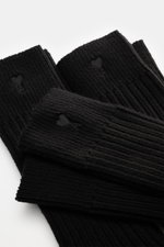 Close-up top-down view of Ami Paris Strümpfe 3er-Set schwarz, ribbed black socks with heart stitching and wide cuffs.

<p>Vom Basic zum Statement mit Herzensangelegenheit schaffen es die Strümpfe im 3er-Set von AMI PARIS, die das französische Label mit se