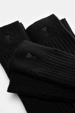 Close-up top-down view of Ami Paris Strümpfe 3er-Set schwarz, ribbed black socks with heart stitching and wide cuffs.

<p>Vom Basic zum Statement mit Herzensangelegenheit schaffen es die Strümpfe im 3er-Set von AMI PARIS, die das französische Label mit se