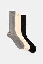 Front view of Ami Paris Strümpfe 3er-Set creme/grau/schwarz, a unisex 3-pack of ribbed socks with heart stitching, cotton-microfiber blend, light stretch, reinforced zones, and wide cuffs. <p>Vom Basic zum Statement mit Herzensangelegenheit schaffen es di