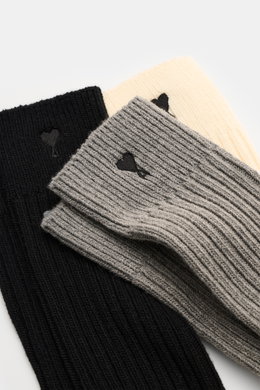 Ami Paris Strümpfe 3er-Set creme/grau/schwarz displayed from a top-angle view, showing ribbed texture, wide cuffs, heart stitching, and reinforced zones. <p>Vom Basic zum Statement mit Herzensangelegenheit schaffen es die Strümpfe im 3er-Set von AMI PARIS