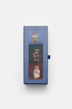 Polo Ralph Lauren Strümpfe 3er-Set rauchblau/dunkelgrün/bordeaux, von oben fotografiert, mit Rippstrick, breitem Bündchen und Teddy-Stitching.
