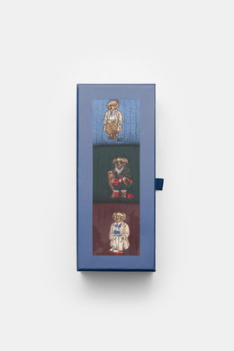 Polo Ralph Lauren Strümpfe 3er-Set rauchblau/dunkelgrün/bordeaux, von oben fotografiert, mit Rippstrick, breitem Bündchen und Teddy-Stitching.