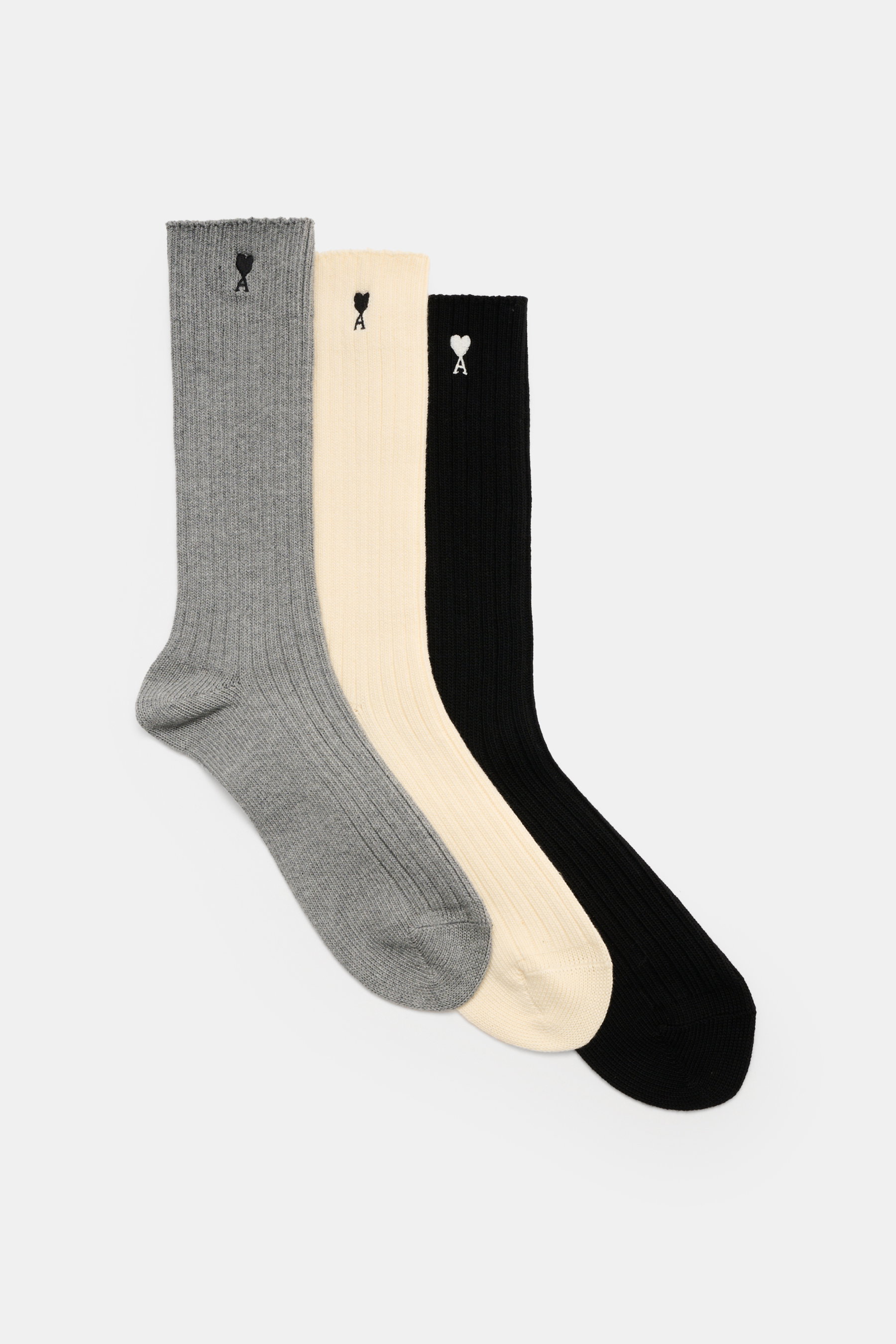 Drei Ami Paris Strümpfe 3er-Set creme/grau/schwarz liegen flach nebeneinander, Rippstrick mit Herz-Stitching, Baumwoll-Microfaser-Mix, Unisex.