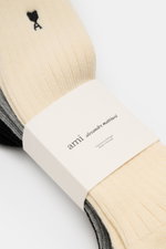Ami Paris Strümpfe 3er-Set creme/grau/schwarz, im Rippstrick mit Herz-Stitching, Baumwoll-Mix, leichter Stretch, verstärkte Zonen, seitliche Nahaufnahme.