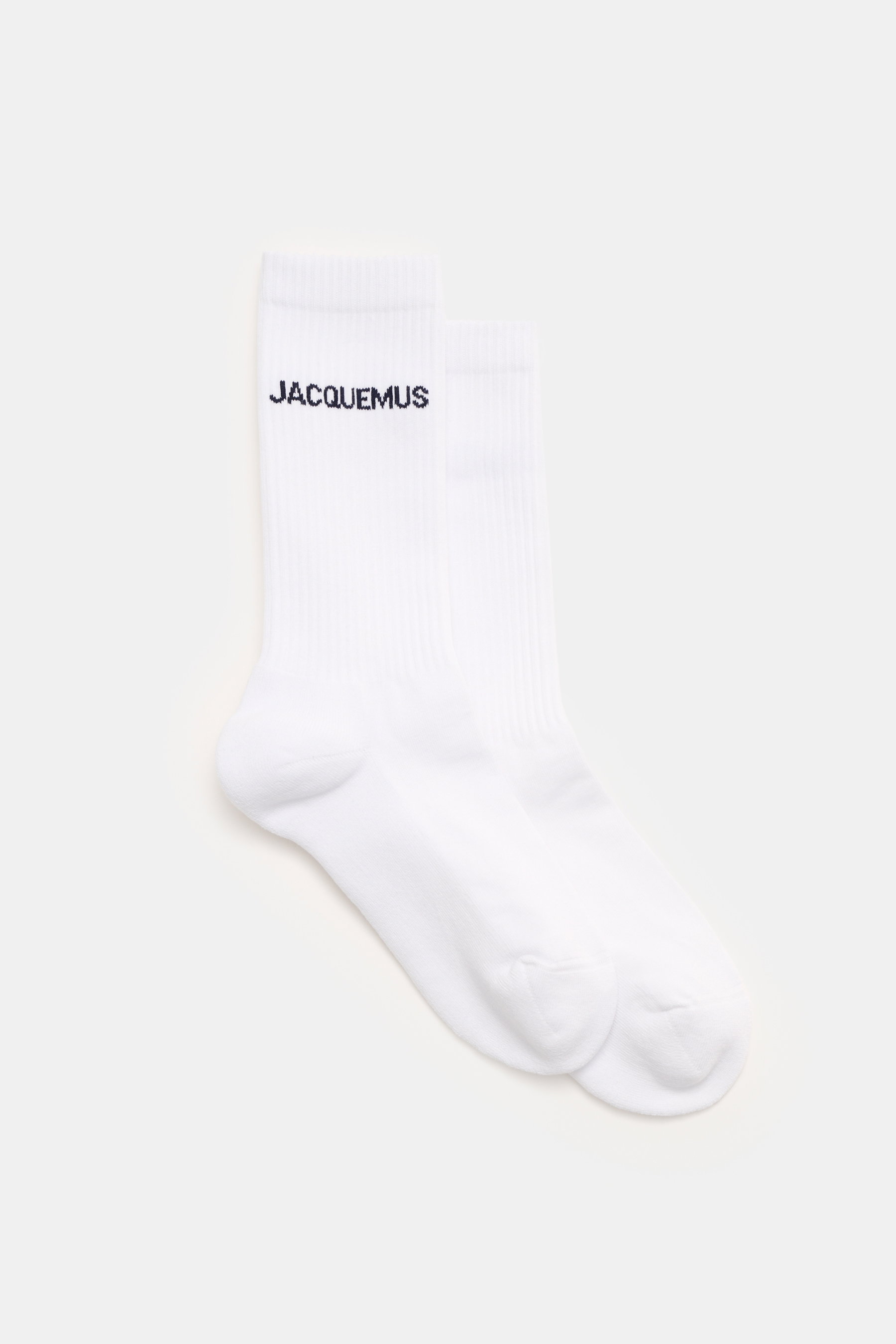 Weiß fotografierte Jacquemus Strümpfe weiß im Tennis-Design mit Intarsien-Logo, Rippstrick, Baumwoll-Mix, Stretch, verstärkten Zonen, Unisex.
