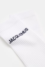 Jacquemus Strümpfe weiß in Nahaufnahme von oben, sportives Basic mit Tennis-Design, Baumwoll-Mix, Rippstrick, Intarsien-Logo, Unisex.