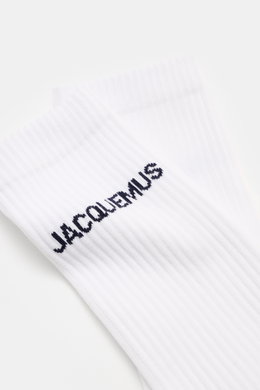 Jacquemus Strümpfe weiß in Nahaufnahme von oben, sportives Basic mit Tennis-Design, Baumwoll-Mix, Rippstrick, Intarsien-Logo, Unisex.