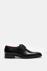 Santoni Lackleder Derby schwarz in glänzendem Lackleder, rahmengenäht, schmal zulaufend, offene Drei-Loch-Schnürung, Seitenansicht.