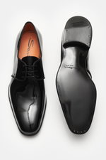 Santoni Lackleder Derby schwarz, glänzendes Lackleder, schmale Silhouette, rahmengenäht, Drei-Loch-Schnürung, Ansicht von oben und Sohle.