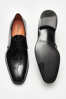 Santoni Lackleder Derby schwarz, glänzendes Lackleder, schmale Silhouette, rahmengenäht, Drei-Loch-Schnürung, Ansicht von oben und Sohle.