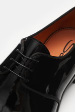 Santoni Lackleder Derby schwarz in Nahaufnahme von oben, glänzendes Lackleder, rahmengenäht, drei-Loch-Schnürung, Lederfutter, Laufsohle Leder, Absatz gummiert.
