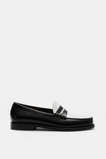 G. H. Bass Penny Loafer schwarz/weiß aus edlem Glattleder, seitliche Seitenansicht mit schmal zulaufender Silhouette, Penny Strap, Zierschnürung, Lederfutter, komfortables Fußbett, Ledersohle mit kautschukverstärktem Absatz.