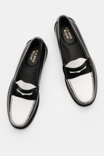 G. H. Bass Penny Loafer schwarz/weiß aus edlem Glattleder, mit typischem Penny Strap, durchgenähter Machart, ledernem Innenfutter, komfortablem Fußbett, fotografiert von oben.