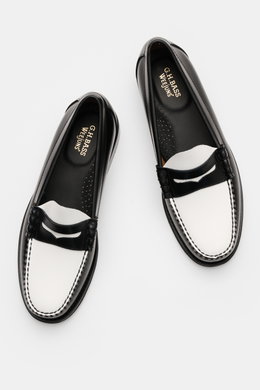 G. H. Bass Penny Loafer schwarz/weiß aus edlem Glattleder, mit typischem Penny Strap, durchgenähter Machart, ledernem Innenfutter, komfortablem Fußbett, fotografiert von oben.