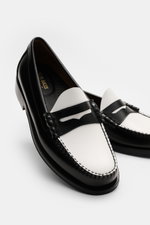 G. H. Bass Penny Loafer schwarz/weiß aus edlem Glattleder, typischer Penny Strap, Zierschnürung, Lederfutter, bequemes Fußbett, seitliche Perspektive.