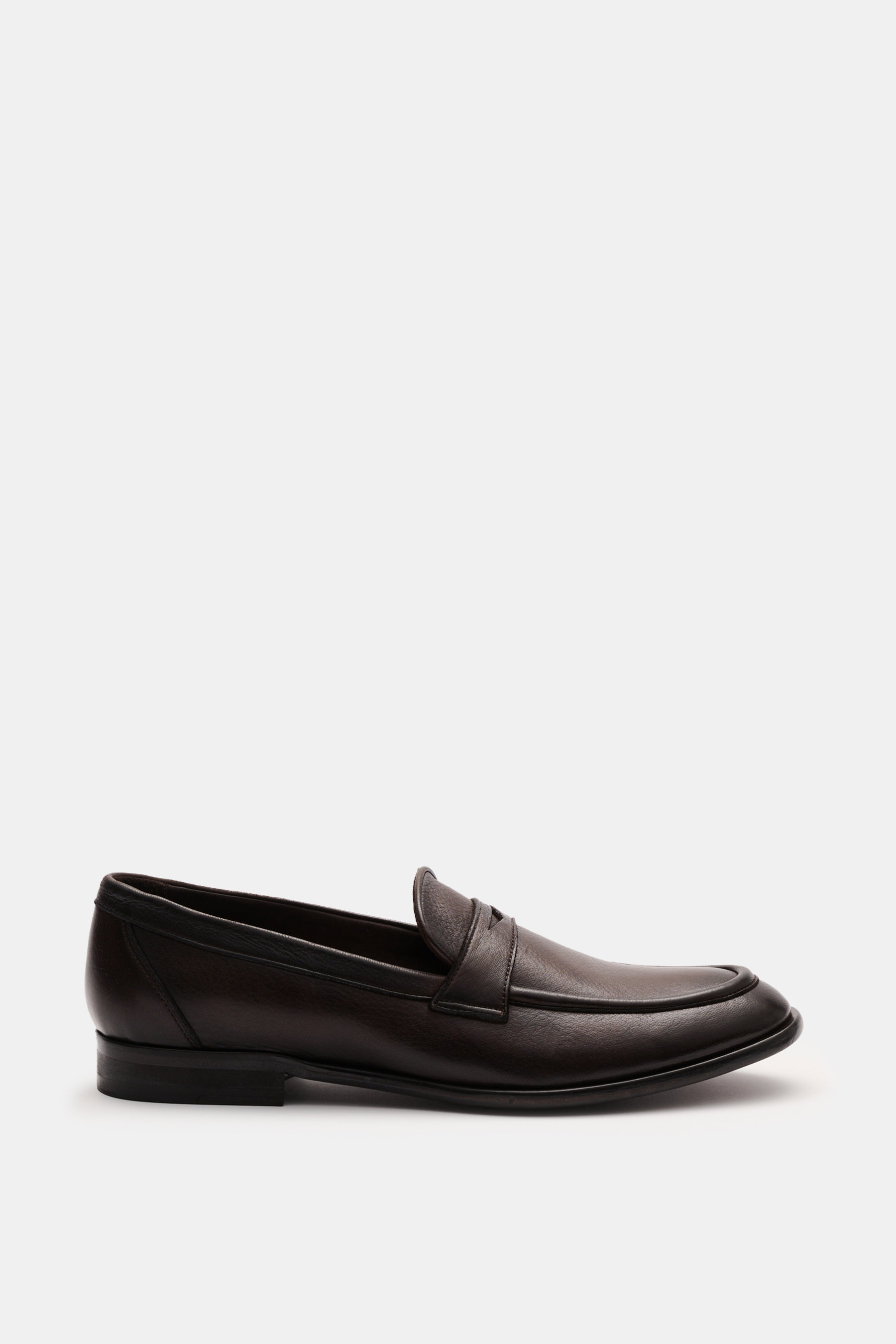 Seitliche Ansicht des schlanken, eleganten Sturlini Penny Loafer 'Cervo Crast' dunkelbraun aus feinem Glattleder mit schmaler Silhouette, typischem Penny Strap und Leder-Gummi-Laufsohle.