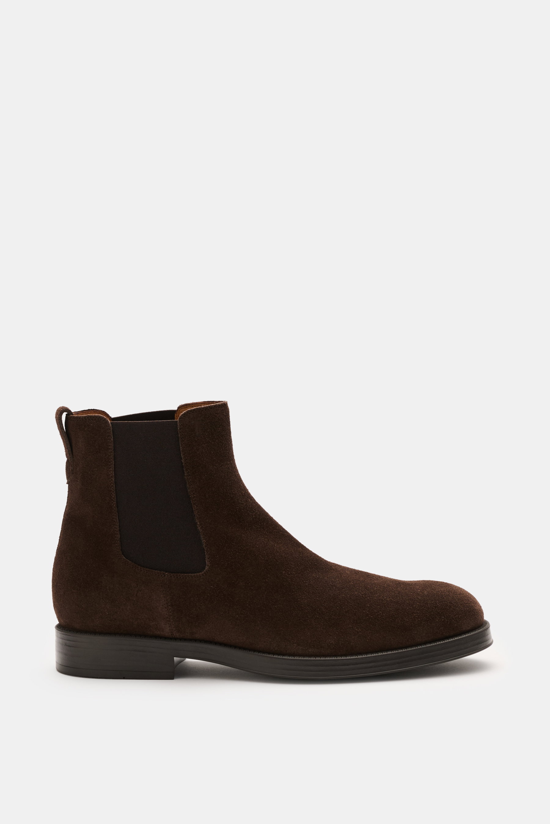 Tod's TOD'S Chelsea Boot dunkelbraun aus geschmeidigem Veloursleder, seitlich elastische Einsätze, Anziehschlaufe, schmal zulaufend, robuste Gummisohle, Seitenansicht.