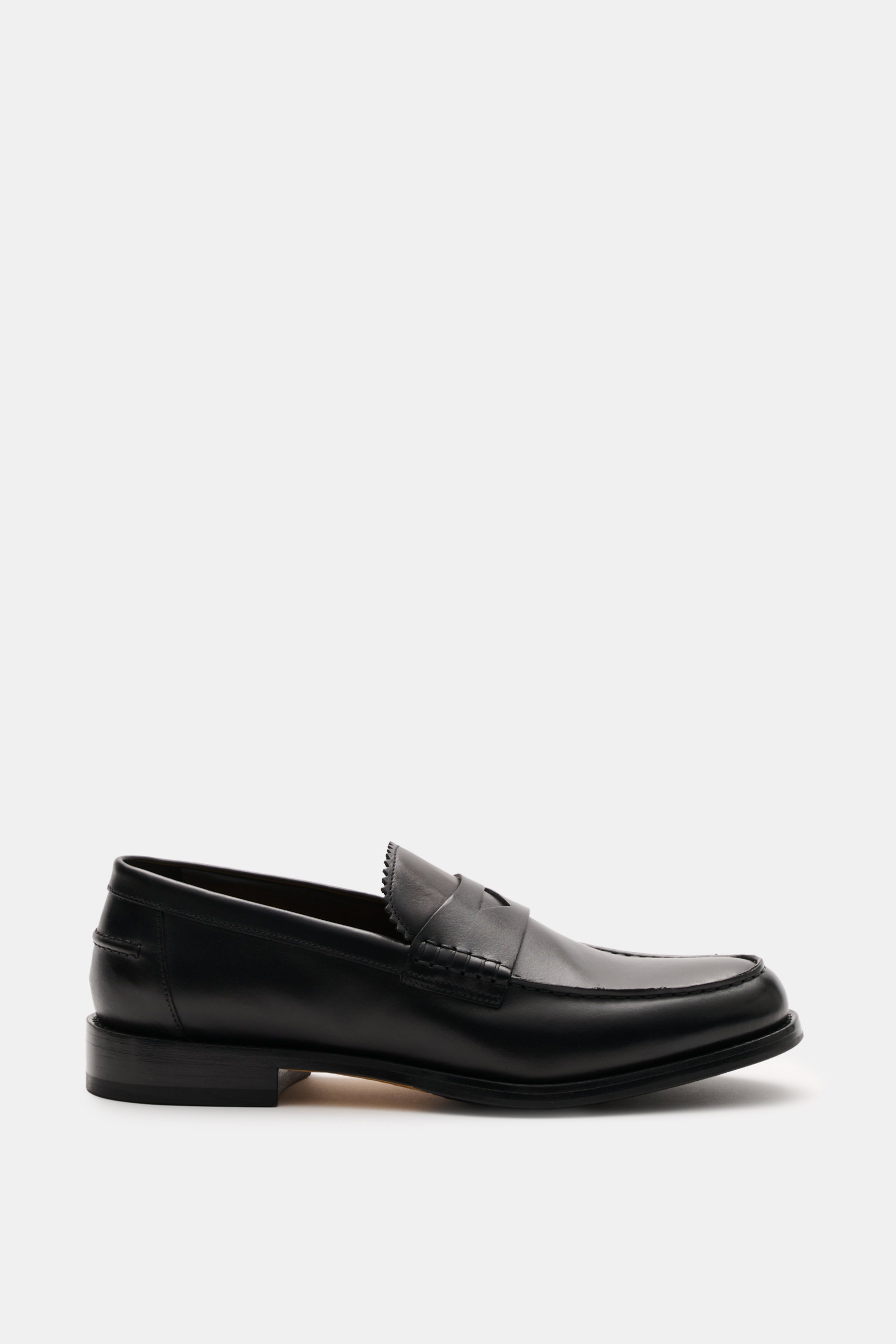 Doucal's Penny Loafer 'Deco' schwarz aus feinem Glattleder, leicht schmal zulaufend, mit Penny Strap, Steppnaht, ledernem Innenfutter, robuster Kautschuksohle, Seitenansicht.