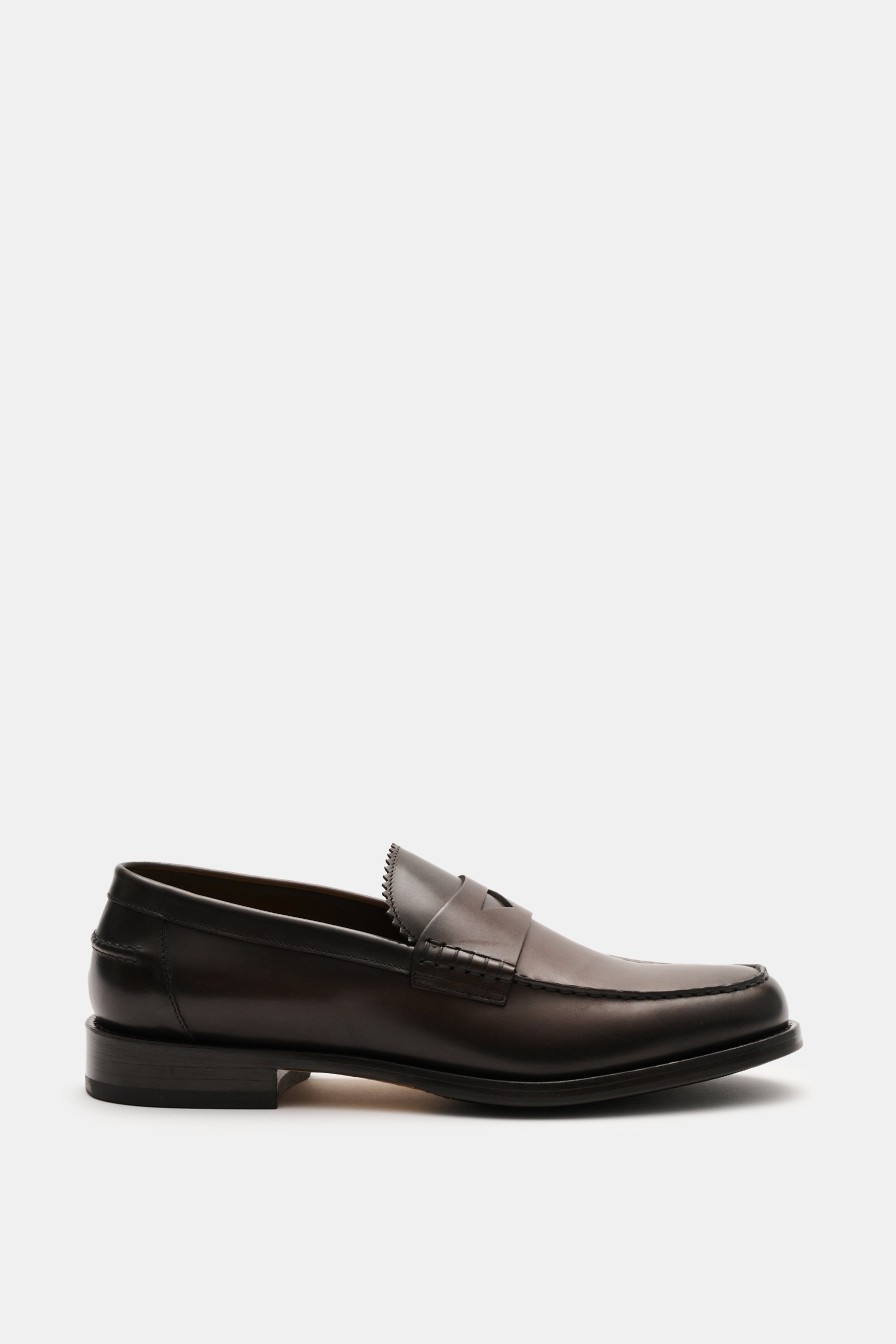 Doucal's Penny Loafer 'Deco' dunkelbraun seitlich fotografiert, feines Glattleder, leicht schmal zulaufend, Penny Strap, Steppnaht, ledernes Innenfutter, robuste Kautschuksohle.