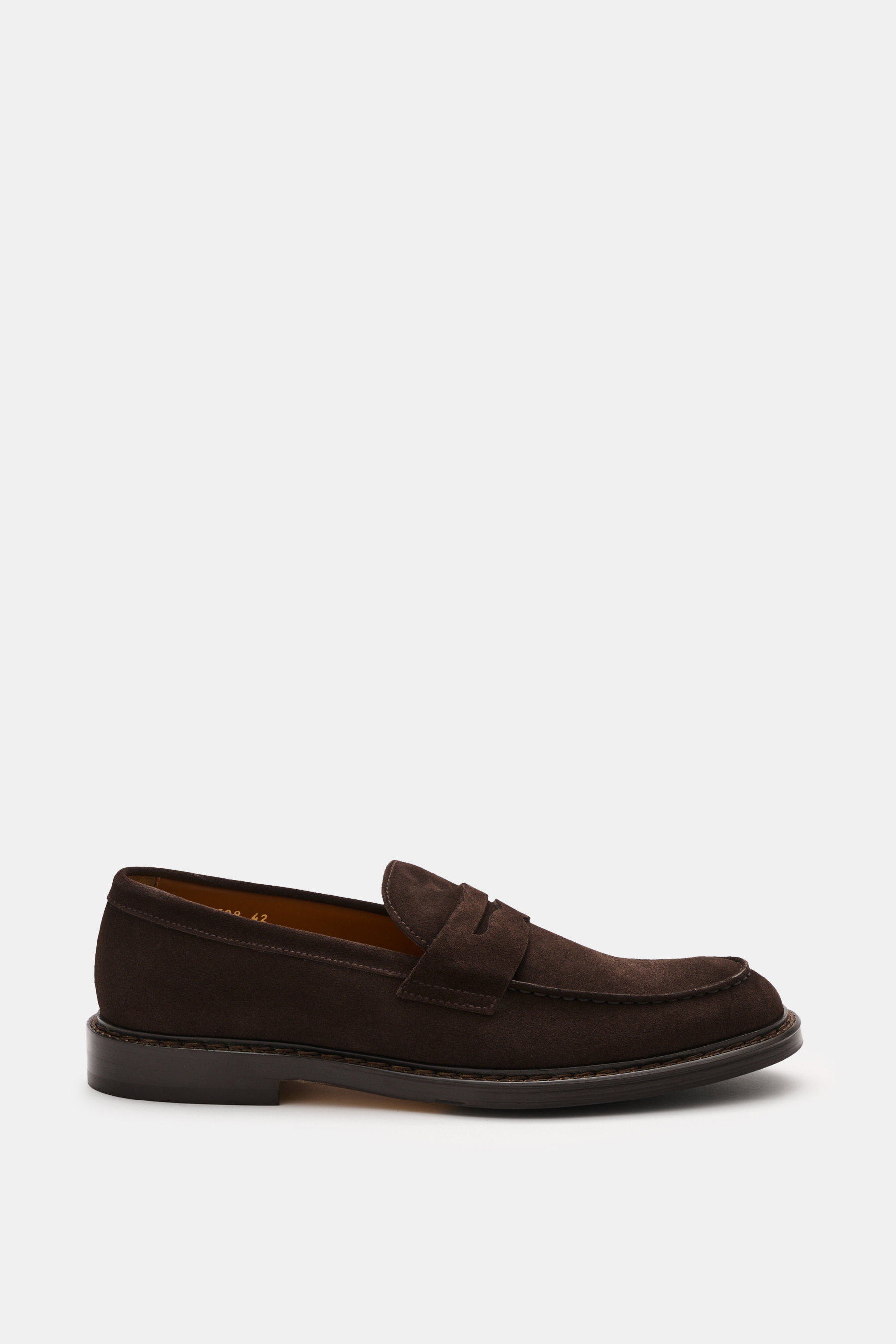 Doucal's Penny Loafer 'Visone' dunkelbraun aus feinem Veloursleder, leicht schmal zulaufend, mit typischem Penny Strap, Vorderkappe mit Steppnaht, ledernem Innenfutter und robuster Kautschuksohle, Seitenansicht.
