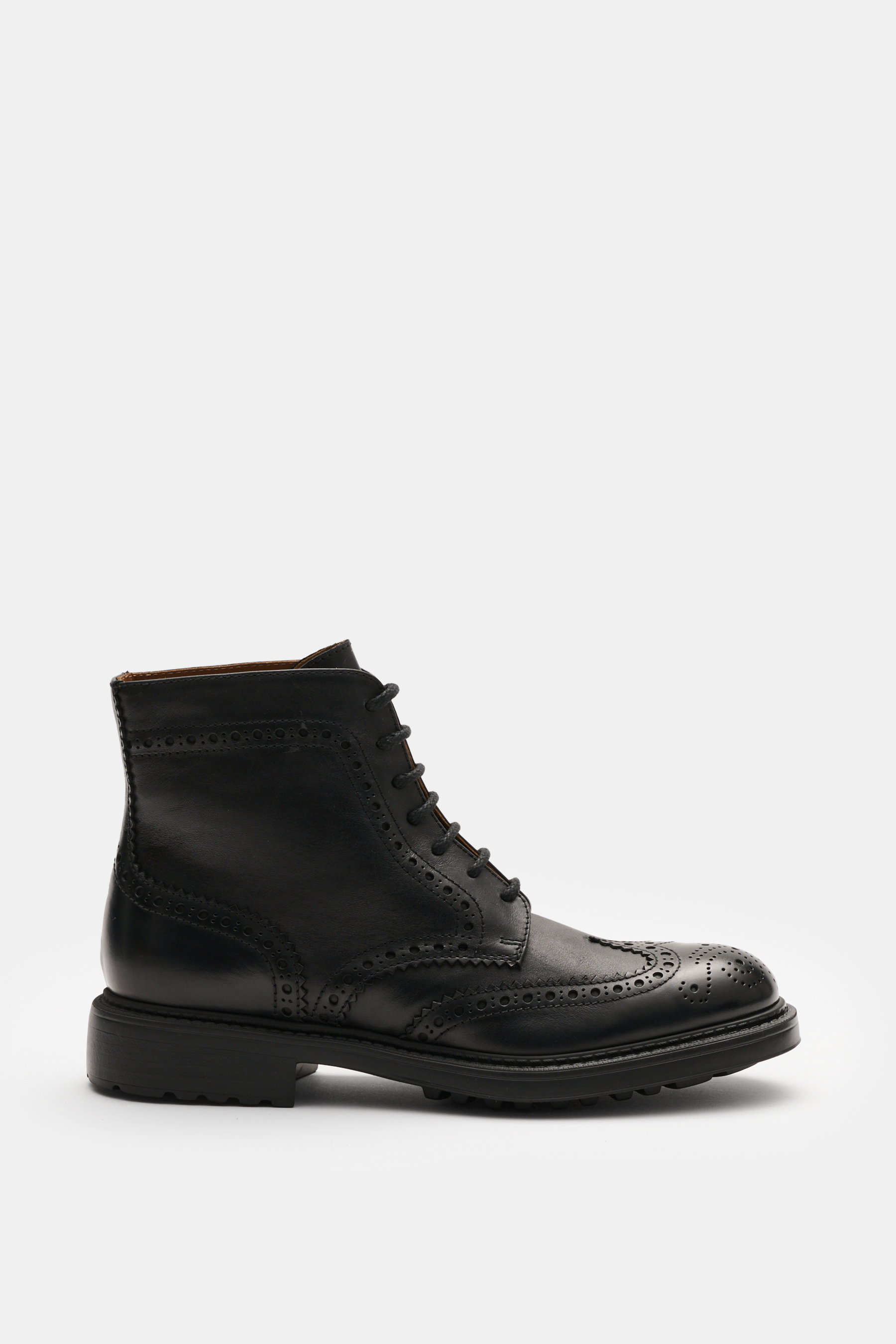 Doucal's Schnürboot schwarz aus genarbtem Leder, seitliche Ansicht, schlanke Silhouette, aufwändige Brogueings, sieben-Loch-Schnürung.