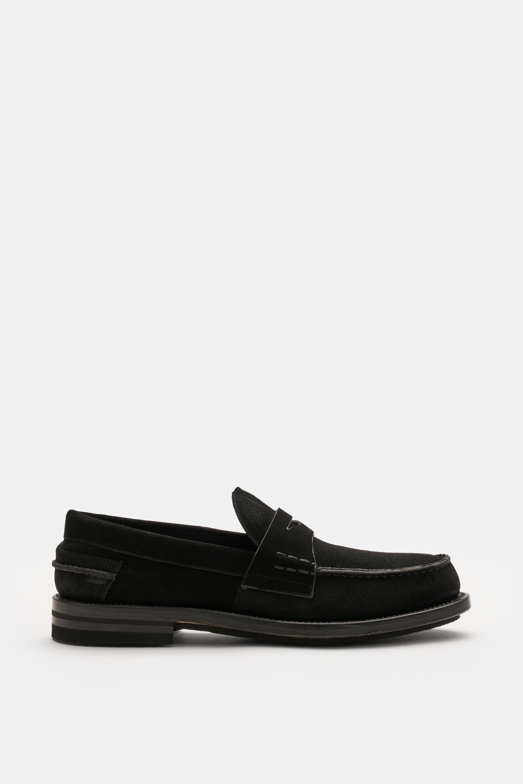Fabi Penny Loafer schwarz aus edlem Veloursleder in Seitenansicht mit Ziernähten, Penny-Strap, Overlay an Ferse, Glattlederfutter und flexibler Ledersohle.