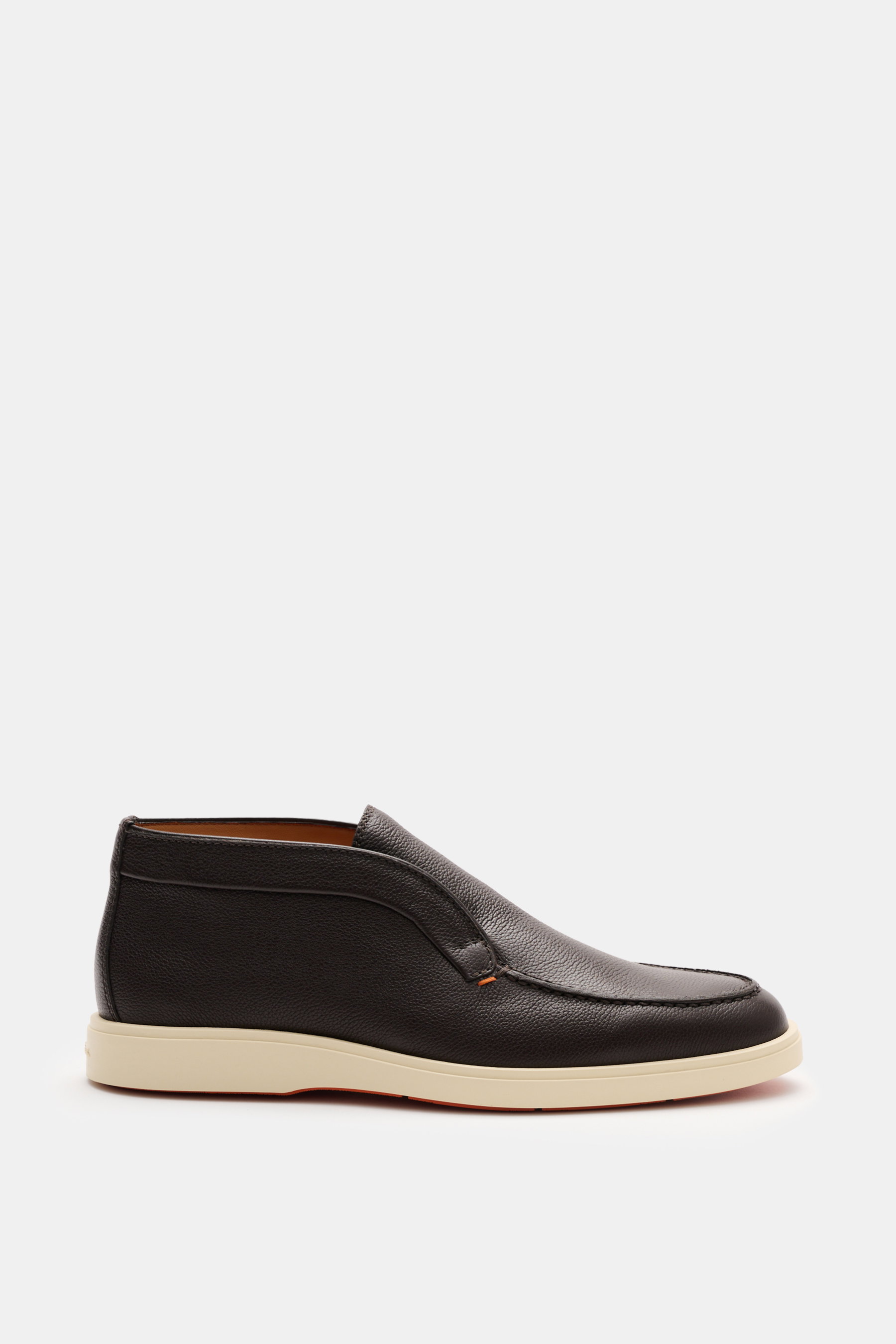 Santoni Desert Boot 'Detroit' dunkelbraun aus markant genarbtem Glattleder, seitlich fotografiert, mit schmal zulaufender Silhouette, Ziernaht, kontrastfarbigem Stitching, Lederinnenfutter und flexibler Gummisohle.
