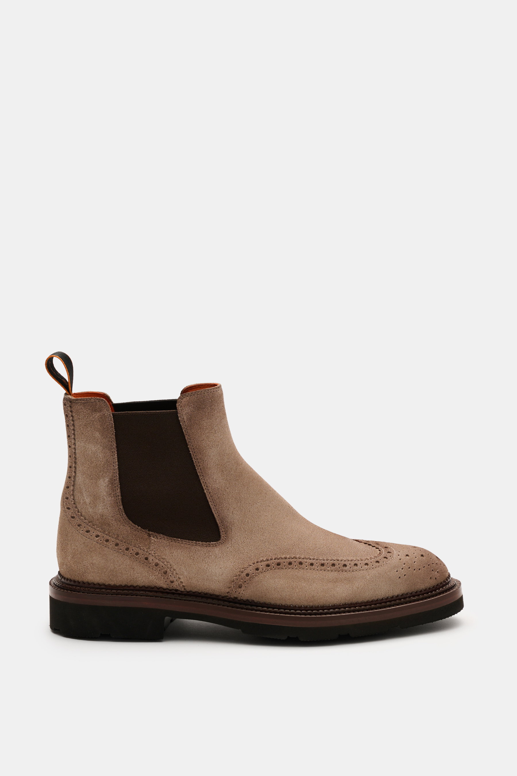 Santoni Chelsea Boot 'Colin' beige aus Veloursleder mit Wingtip, Broguings, seitlichen Elastikeinsätzen, Anziehschlaufe, Lederrahmen und profilierter Gummi-Laufsohle, Seitenansicht.