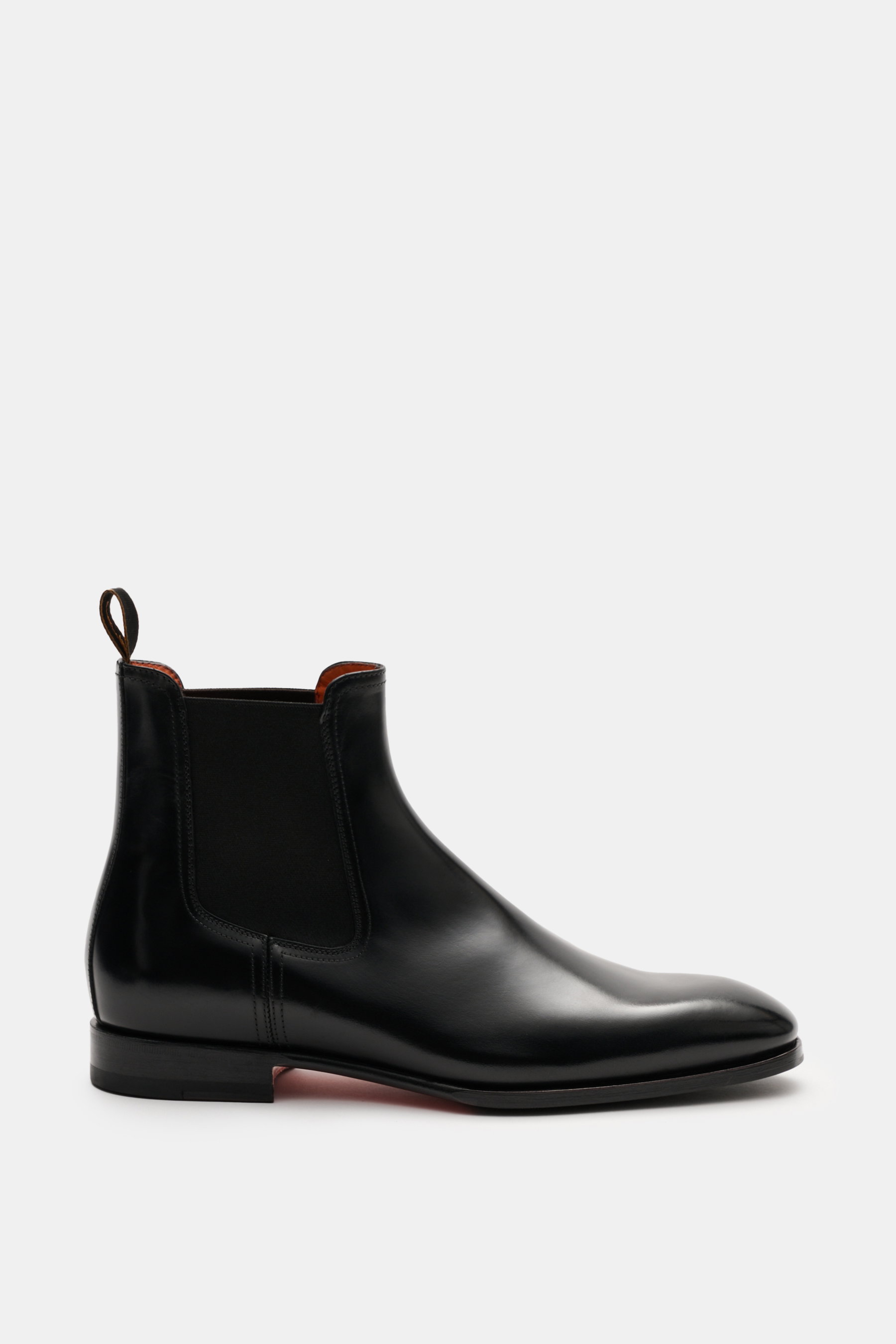 Santoni Chelsea Boot 'Adrian' schwarz, seitlich fotografiert, aus hochwertigem Glattleder mit schmal zulaufender Silhouette und Elastikeinsätzen.