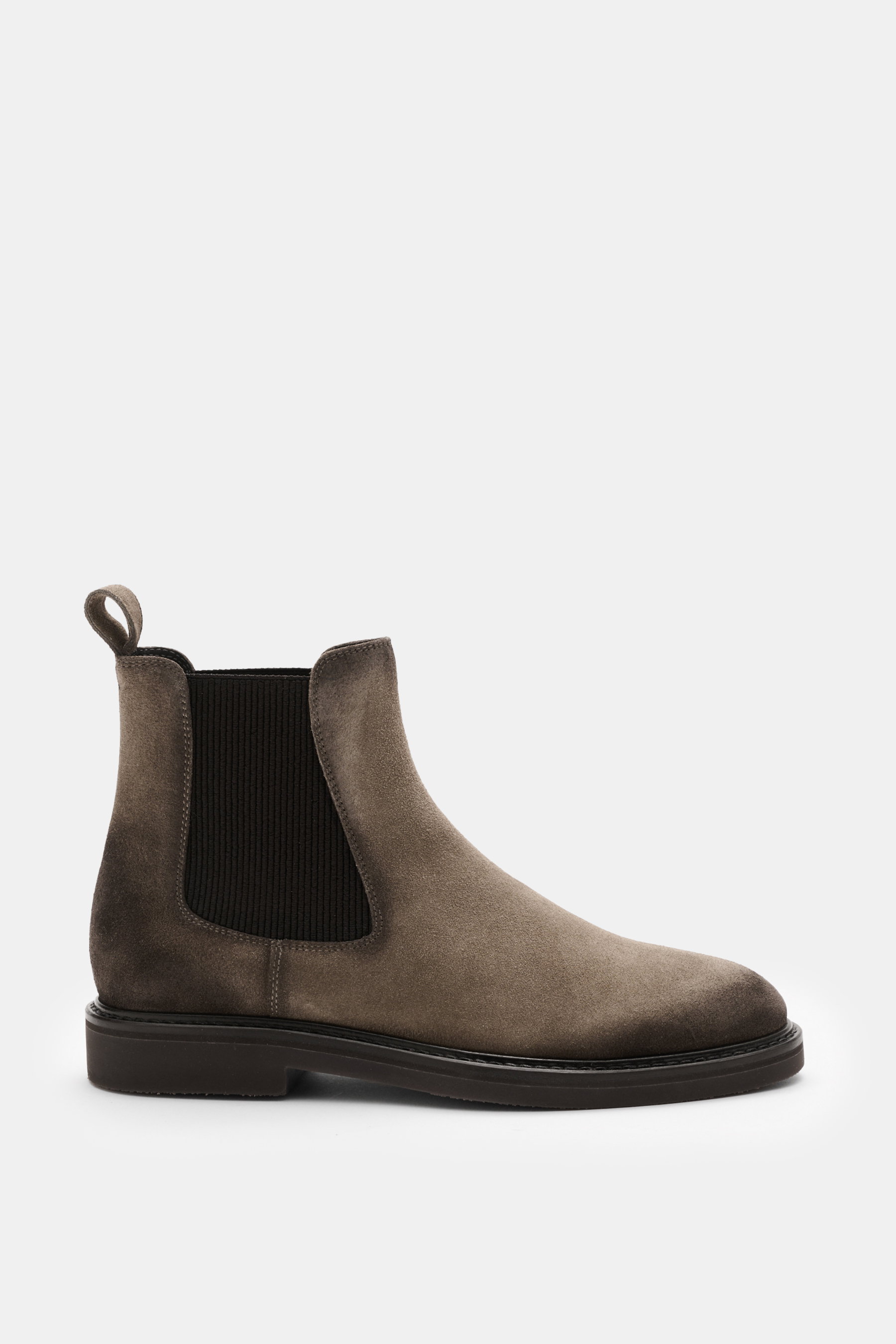 Fabiano Ricci Chelsea Boot taupe seitlich fotografiert, edles Veloursleder, elastische Einsätze, schmale Silhouette, Lederfutter, Anziehschlaufe, flexible Gummisohle.