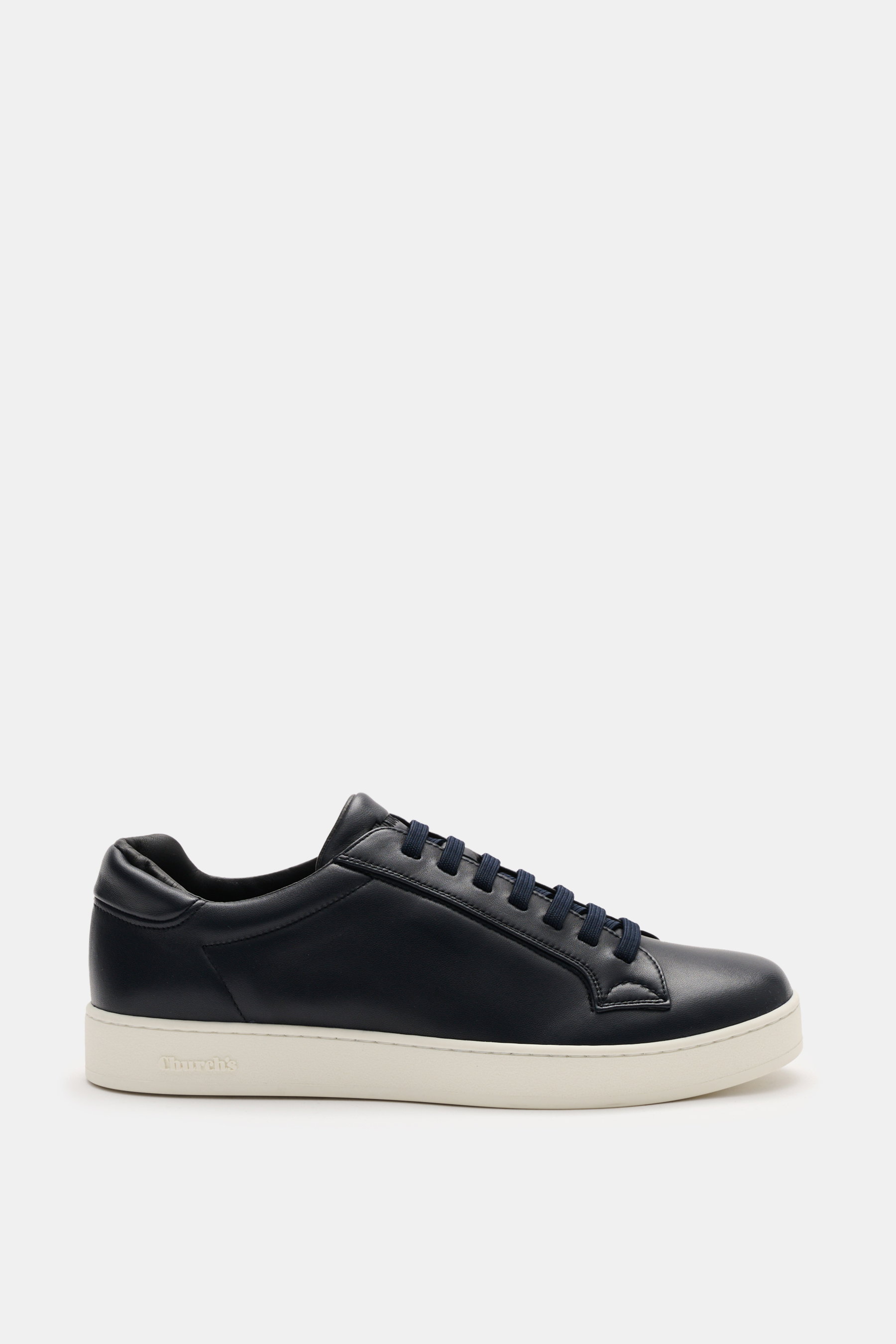 Church's Sneaker 'Ludlow' navy seitlich fotografiert, schlichter Slip-on aus geschmeidigem Nappaleder mit elastischer Schnürung, gepolstertem Schaftrand, Logo auf Lasche, ledernem Innenfutter und Kautschuksohle.