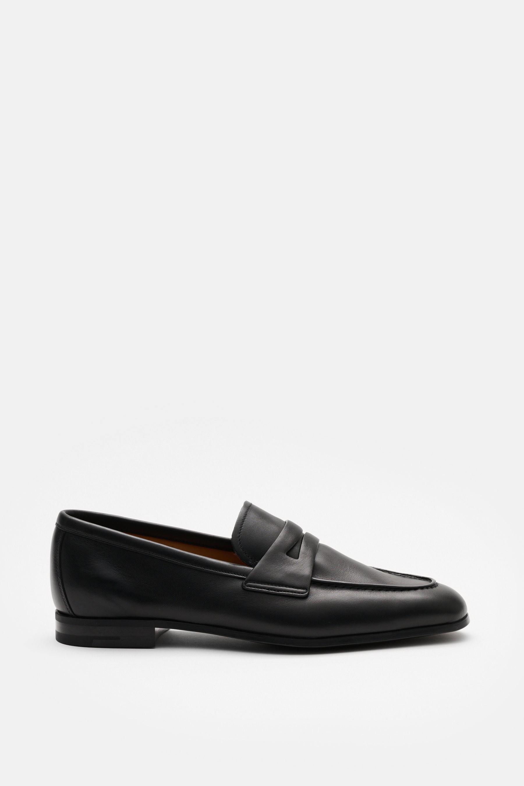 Church's Penny Loafer 'Milton' schwarz, seitliche Ansicht, geschmeidiges Glattleder, schmale Silhouette, Penny-Strap, Goodyear-welted, Kautschuksohle.