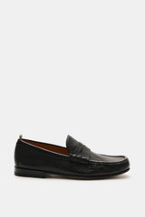 Officine Creative Penny Loafer 'Balfron' schwarz, seitliche Ansicht, aus geschmeidigem Hirschleder mit Penny Strap, Ziernaht, Lederfutter und Ledersohle.