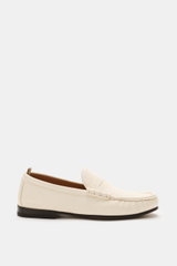 Officine Creative Penny Loafer 'Balfron' creme shown in side view, made of soft deer leather with a slightly narrow silhouette, typical penny strap, decorated toe cap seam, leather lining, and leather sole; the Italian shoe brand OFFICINE CREATIVE enhance