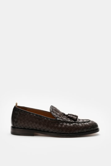 Officine Creative Tassel Loafer 'Opera' dunkelbraun in Flecht-Optik, seitliche Ansicht, schmal zulaufend, mit Tassels, Penny-Strap und Lederlaufsohle.